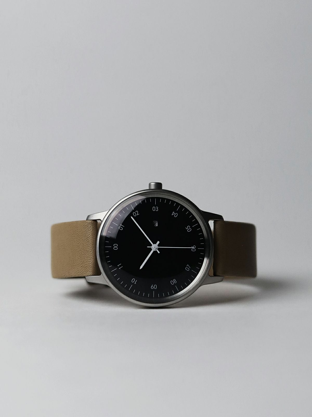 SK01 / SS SILVER HONING FINISH / BLACK DIAL / BEIGE COW LEATHER