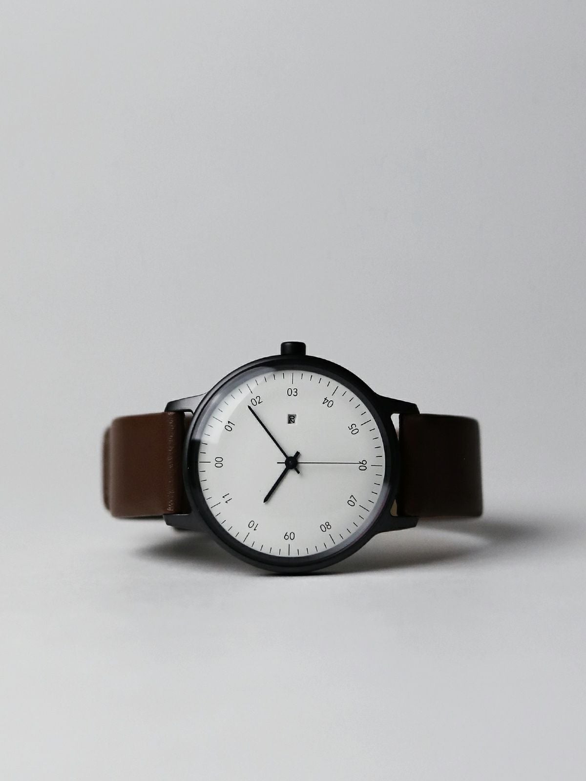 SK01 / SS BLACK HONING FINISH / WHITE DIAL / BROWN COW LEATHER