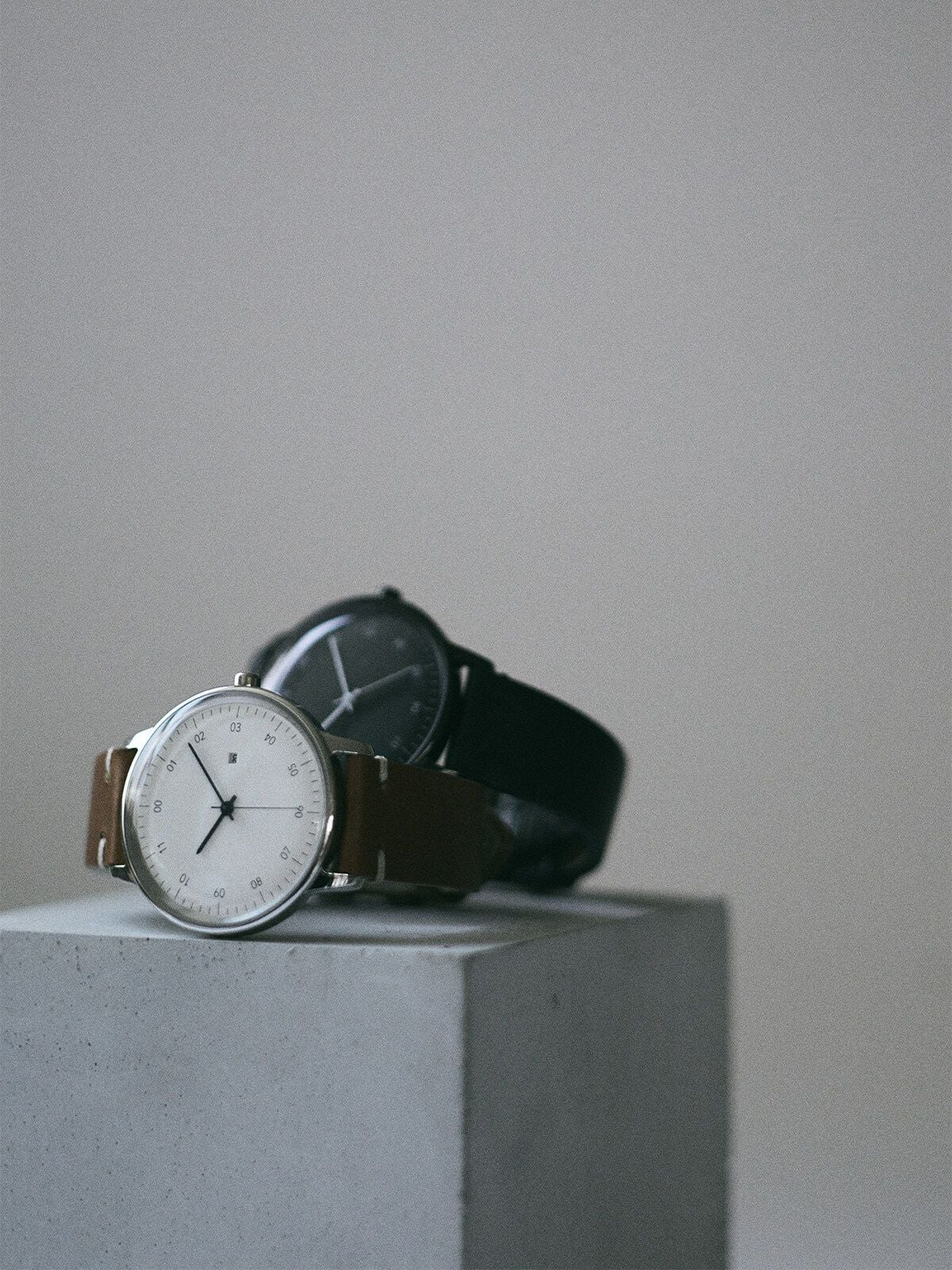 SS SILVER MIRROR FINISH / WHITE DIAL / SILVER D BUCKLE BLACK