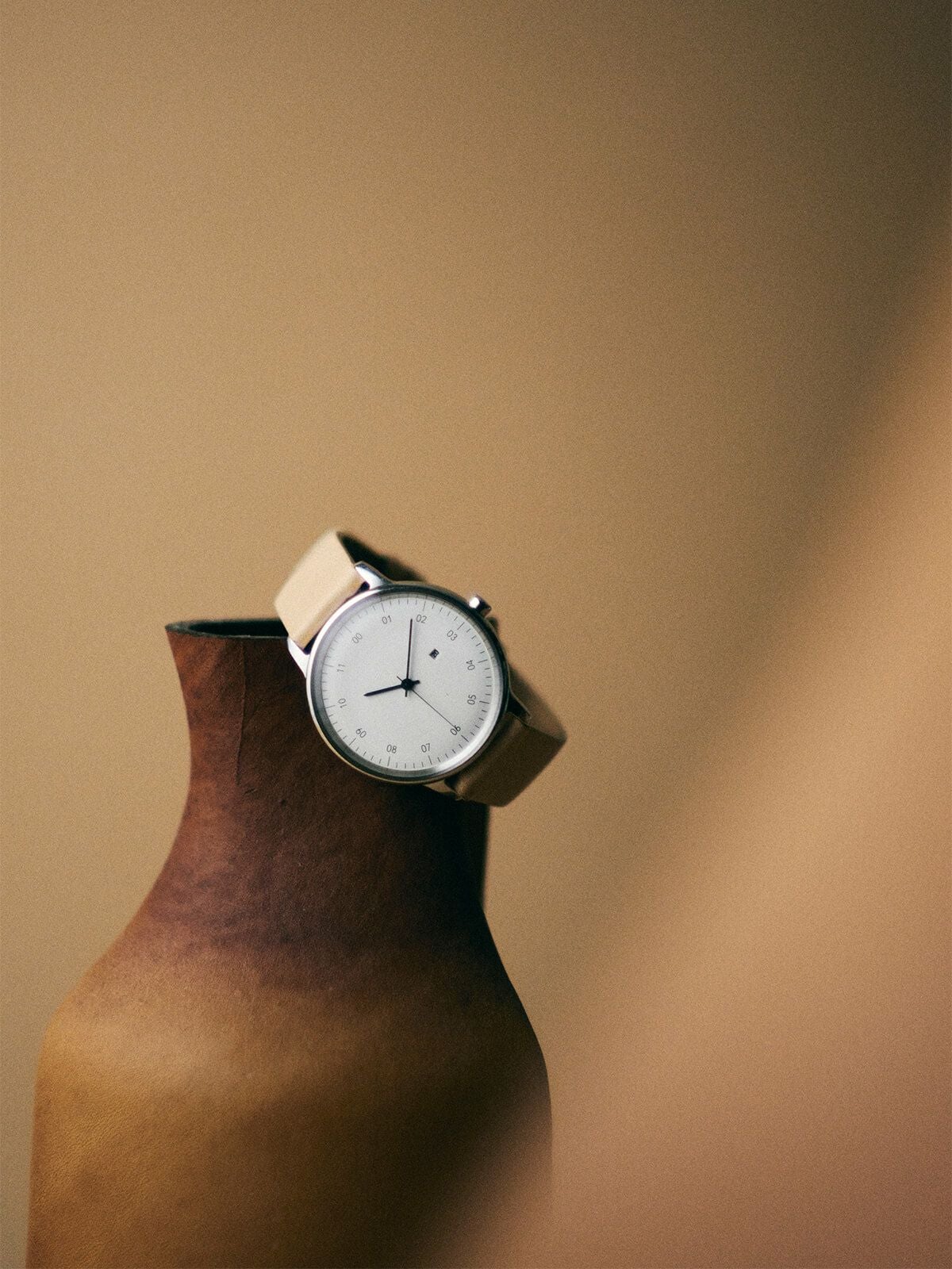 SK01 / SS SILVER MIRROR FINISH / WHITE DIAL / NUME LEATHER
